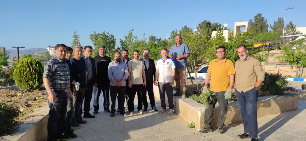 برگزاری برنامه فرهنگی گلکاری و ساماندهی فضای سبز در اداره‌کل راه و شهرسازی خراسان شمالی